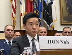 美國戰爭部印太安全事務助理部長約翰．盧22日出席聯邦眾議院軍事委員會聽證會。