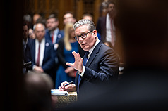 英國前駐美大使曼德森人事案風暴持續擴大，內閣現裂痕，22日更首次有執政黨籍國會議員公開明確表示，首相施凱爾該下台。圖為施凱爾22日在國會答詢。（英國國會下議院提供）
