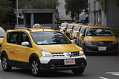 因應中東情勢導致油價升高，行政院表示，計程車是大眾運輸系統重要一環，5月起將針對9萬輛合法登記計程車，提出油價補貼專案，除純電車外，油錢補助最多新台幣6000元，且將視後續發展研議擴大補貼。圖為台北車站周邊計程車。
