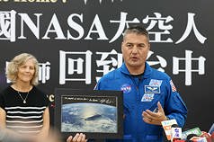 LG
林琪兒分享太空視角的地球與台灣
美國太空總署太空人林琪兒（Kjell Lindgren）
（右）23日在台中分享他從太空看地球、台灣的視
角，藍、白、綠、棕色等不同色塊構築美麗的地球，
且台灣如迷霧中的綠色寶石，美的令人屏息。
中央社記者趙麗妍攝 115年4月23日
