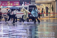 氣象署指出，30日鋒面通過，各地易有局部短暫陣雨。圖為台北市西門町商圈。資料照片。