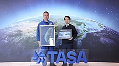 國家太空中心（TASA）表示，在台灣出生的美國國家航空暨太空總署（NASA）太空人林琪兒22日參訪TASA。圖為林琪兒（左）致贈由ISS拍攝的台灣照片給TASA主任吳宗信（右），吳宗信也回贈台灣影像。（TASA提供）

