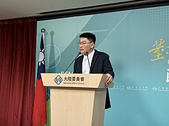 中國愛情古裝劇「逐玉」近期在台灣爆紅，中國國台辦22日表示，樂見大陸藝人赴台交流。陸委會副主委兼發言人梁文傑(圖)23日說，中國官方對張凌赫有很多批評，先吵出定論再談交流。