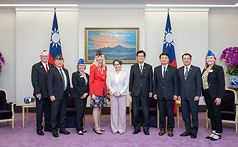 副總統蕭美琴23日下午接見美國海外作戰退伍軍人協會總會長魏眸娥（Carol Whitmore）等人表示，政府非常重視強化國防力量，各方正逐步凝聚「以實力確保和平」的共識，相信這也是訪賓堅持的理念。（總統府提供）