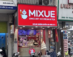 中國茶飲品牌蜜雪冰城以低價冰淇淋與茶飲成為越南最大茶飲連鎖店，但它賣的不只是消費茶品，更是整個供貨鏈。蜜雪冰城的店面通常較小，多以外帶為主，一杯飲品約台灣35元。