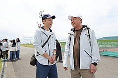 由運動部和中華奧會籌組的名古屋亞運參訪團，部長李洋（左）每天都仔細聆聽場館簡報，並隨時和中華奧會副主席廖裕輝（右）溝通問題。（中華奧會提供）
