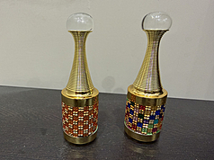 中東戰爭導致能源供應短缺，在天然氣供給下滑的情況下，印度玻璃製造業的熔爐停擺，進而導致數千人失業。圖為鑲嵌玻璃裝飾的容器。