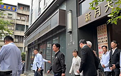 賴清德總統（前左2）24日上午前往新北市「新月會
館」，慰問因產後大失血過世的台北市警察局中正第
一分局女警陳芊雯家屬，指示內政部全力協助家屬獲得真相。（民眾提供）
