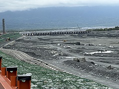 花蓮光復洪災持續復原重建，河川疏濬及堤防加固等工程趕在汛期前完成階段性任務，水利署於馬太鞍溪
疏濬約2000多萬噸土石，為汛期做好準備。

