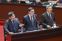 國發會主委葉俊顯（左起）、行政院長卓榮泰、經濟部長龔明鑫24日下午在立法院會同台備詢，回應立委質詢有關台美經貿等議題。
