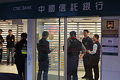 位於台北市大安區的中國信託銀行忠孝分行24日下午驚傳搶案，警方獲報火速趕赴現場，與犯嫌對峙約15分鐘後成功制伏，將人帶回釐清犯案動機，銀行現場也持續蒐證調查。