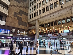 李姓男子25日在台北車站大廳無故攻擊一名3歲菲律賓籍女童，鐵路警察隨即逮人並依殺人未遂罪嫌送辦。
