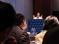 上海論壇2026分論壇24日在北外灘茂悅大酒店召開，主題為「人工智能時代的勞動市場轉型－中國與全球的新挑戰」，北京大學經濟學教授張丹丹（中）與會發表短講。 