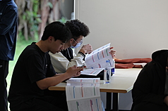 115學年度四技二專統一入學測驗25日登場，台北科技大學考場外學生抓緊時間趕緊複習考科。