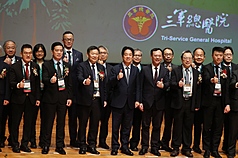 總統賴清德（前右4）25日出席「2026台灣外科醫學會年會暨外科聯合學術國際研討會」開幕式，應邀致詞並與貴賓合影。
