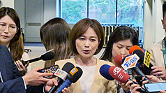 總統府發言人郭雅慧（中）25日接受媒體採訪表示，中央政府總預算案好不容易躺8個月終於付委審查，希望國會趕快做正事，讓國家能順利上軌道。
