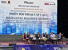 富士康越南總部負責人周義文（右1）24日受邀出席「外國直接投資合作論壇」，與多國企業與機構代表同台，分享如何提升越南企業在供應鏈中的價值，並提出加強管理、人才升級等5項建議。
