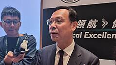 衛福部長石崇良（右）25日表示，已正式將重症醫學科與感染科列入部定專科。