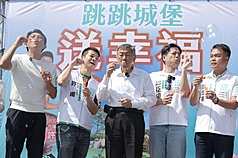 PD
柯文哲、黃國昌同台吹泡泡
台灣民眾黨26日下午於台北舉辦「跳跳城堡親子手作
童樂會」，前民眾黨主席柯文哲（中）出席與黨主席
黃國昌（左1）在台上一同吹泡泡。
中央社記者翁睿坤攝 115年4月26日
