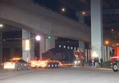 台灣對美採購的最後1批、28輛M1A2T戰車運抵台北港，多輛民間拖板車27日駛出台北港，板車上乘載被
黑色防水布包裹的M1A2T戰車，並經由西濱快速道路轉運至新竹湖口的陸軍裝甲兵訓練指揮部。