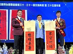 泰國拉加邦台商聯誼會26日舉行第30屆會長陳俊蓁（左）、31屆會長張桂銘（右）交接典禮暨35週年慶
晚會。泰國台灣商會聯合總會總會長陳漢川（中）出席典禮並表示祝賀。