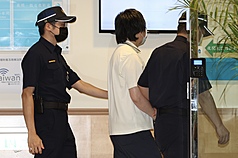 台積電2奈米洩密案27日上午宣判，圖為在押被告陳力銘（中）被提解至法院聽判。