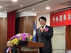 中選會27日舉行代理及新任主委交接典禮，中選會主委游盈隆正式上任。