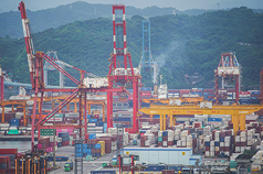 國發會27日公布3月景氣燈號，續亮代表景氣熱絡的紅燈，呈現連4紅。圖為基隆港貨櫃碼頭。