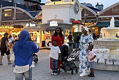 泰國是熱門的國際遊客旅遊目的地，當局為解決非法打工問題及提升旅遊品質，擬縮減免簽名單。圖為曼谷Asiatique河濱碼頭夜市。
