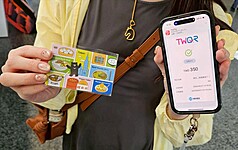 台灣電子支付邁入跨境雙向支付，為歡迎日本旅客來台，悠遊卡公司表示，即日起在合作店家用日本行動支付PayPay掃描「悠遊付－TWQR」，即可輕鬆付款並享有專屬優惠。
（悠遊卡公司提供）
