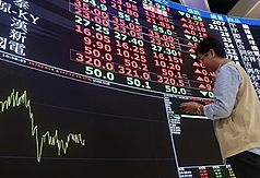 台股29日收盤下跌218點，跌幅0.55%，收39,303點。國內投顧指出，市場等待檢視科技業財報，資金先行退場相當正常。