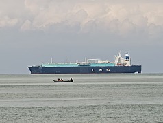 馬六甲海峽是東南亞能源運輸要道，位於馬來半島與印尼蘇門答臘島之間，全長約900公里，其中最窄航道僅約2.7公里寬，在這波荷莫茲海峽危機下也受到關注。圖為航經馬六甲海峽大型船隻。