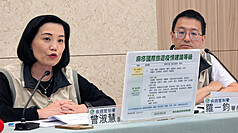 日本麻疹疫情持續上升，衛生福利部疾病管制署發言人曾淑慧（左）28日說明，今年迄4月15日累計報告299例，提升旅遊疫情建議為第一級「注意（Watch）」。