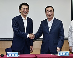 PD
新北藍白合民調李四川勝出（2）
國民黨、民眾黨共推新北市長參選人，28日在台北公
布民調結果，由台北市前副市長李四川（右）勝出，
民眾黨主席黃國昌（左）承諾全力輔選李四川。
中央社記者張皓安攝　115年4月28日
