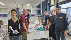 巴達雅旅遊警察局4月16日在巴達雅帕塔瑪坤醫院找到失聯的台灣男子（右4）。
（巴達雅旅遊警察局提供）
