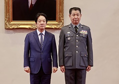 總統賴清德（左）29日在總統府主持「中華民國115年5月份將官晉任授階典禮」，陸軍少將王智輝（右）晉升中將。
