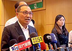 新北市長侯友宜(左)表示，支持國防預算不要低於國內生產毛額(GDP)的3%。資料照。