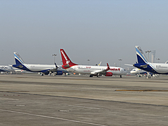 中東戰事導致國際油價飆高，印度媒體報導，多家航空公司表示，由於燃料價格太貴，將面臨停飛危機，要求政府調整航空燃油價格。圖為新德里的機場。