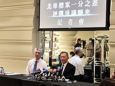 微風集團29日舉辦「北車標案一分之差，評選爭議曝光」記者會，質疑北車商場經營權評選過程不公。圖為微風集團副總經理高銘頂(右)。
