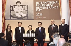 副總統蕭美琴(左3)29日在台北出席2026年國際猶太大屠殺紀念日活動，與國安會秘書長吳釗燮(左2）、立法院副院長江啟臣(右3）、以色列駐台代表游瑪雅(Maya Yaron)(左1）、德國在台協會處長狄嘉信(Karsten Tietz)(右1)及外交部政務次長吳志中(右2)一同出席。
