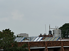 印度用電高峰於25日達256.1吉瓦（GW），創下歷史新高，但未出現電力短缺的情況，當時太陽能占總發電量21%，是電力供應維持平穩的關鍵。圖為印度建築屋頂架設的大片太陽能板。