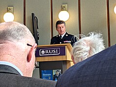 英國第一海軍大臣詹金斯上將（台上講者）29日在英國智庫「皇家聯合軍事研究所」（RUSI）演說時提到，英國將主導建構由多國組成的「北方海軍」，以應對北大西洋持續升高的威脅。