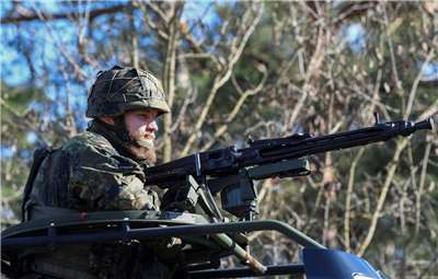 德國國防部發言人表示，17歲以上的男性若要在國外停留超過3個月，必須事先取得批准。圖為一位德國士兵在訓練場地就位。資料照。