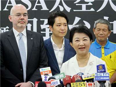 賴總統暫緩訪問友邦，台中市長盧秀燕(前右)23日與AIT處長谷立言(Raymond Greene，前左)一起出席活動後受訪表示，希望國家領導人要有能力拓展國際空間 (央廣記者王照坤 攝)