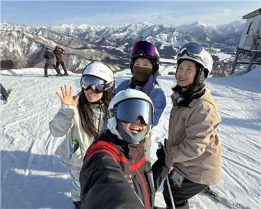 不甘困在辦公室，台灣人赴日當「滑雪教練」。(蕭筠瑾提供)
