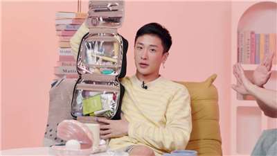 妮妃雅日前受邀小公視節目《反正你也不睡覺》，首度在節目上開箱演出必備的私密化妝包。(小公視提供)