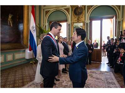 外交部表示，巴拉圭總統潘尼亞(Santiago Pena，左)預訂5月7日至10日來台國是訪問。圖為賴清德總統(右)2023年擔任副總統時率團出席潘尼亞的就職典禮 (圖取自總統府網站)