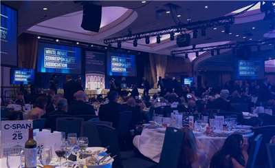 白宮在華府希爾頓酒店舉行的記者晚宴上，傳出巨響後，武裝人員迅速走向舞台。目擊者和與法新社證實，美國總統川普週六晚間在華盛頓出席新聞晚宴時，現場發生槍擊事件。巨響過後，現場賓客紛紛躲到桌子底下。(AFP)