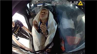 根據警方公布的影片截圖，美國高球名將老虎伍茲2026年3月27日發生車禍後，被上銬固定於警車內。 