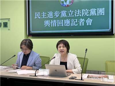 針對前中廣董事長趙少康拋出應匡列8,100億元國防特別預算，民進黨團幹事長范雲(右)、副幹事長陳培瑜(左)今天(20日)表示，中國反對台灣建造無人機產業等非紅供應鏈，呼籲在野黨勿成為中共的尾巴黨。(趙婉淳 攝)